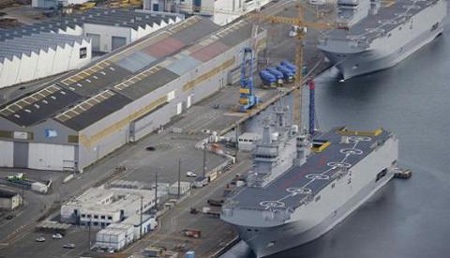 2 tàu đổ bộ trực thăng Mistral nằm tại cảng Saint-Nazaire