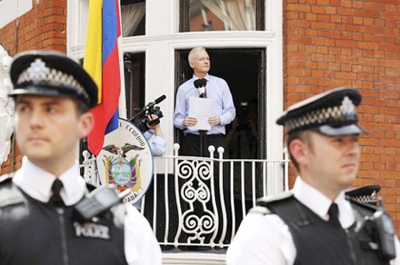 Anh, Mỹ tốn bao nhiêu tiền vì Julian Assange và Edward Snowden? - 1 Trước cửa Đại sứ quán Ecuador ở London luôn thường trực ít nhất 3 sĩ quan cảnh sát Anh giám sát.