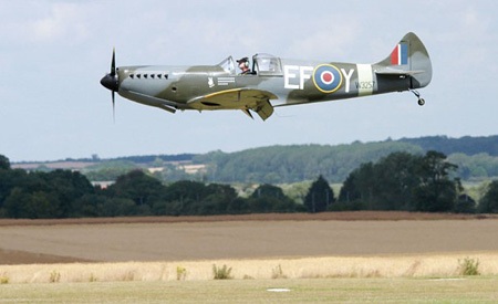 Phi công trên chiếc Spitfire hạ cánh an toàn với chiếc máy bay không bánh lái.