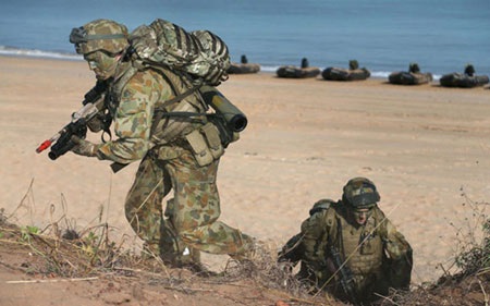 Binh sĩ Australia thực hiện khoa mục đổ bộ đường biển. (Ảnh: