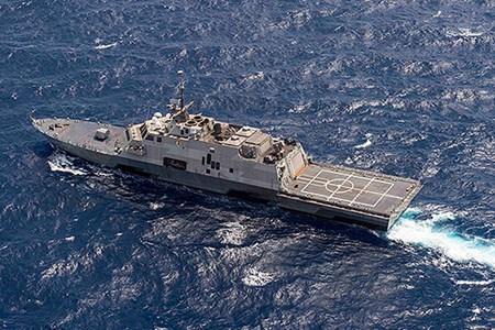 Cặp “song sát” Mỹ cùng tuần tra trên Biển Đông - 1 Tàu chiến đấu ven biển USS Fort Worth của Hải quân Mỹ tuần tra trên Biển Đông