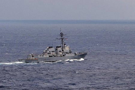 Cặp “song sát” Mỹ cùng tuần tra trên Biển Đông - 2 Tàu khu trục tên lửa dẫn đường USS Lassen phối hợp với tàu Fort Worth tuần tra Biển Đông