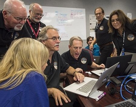 Diêm Vương tinh lấp lánh qua kính thiên văn Hubble năm 2006 (Ảnh