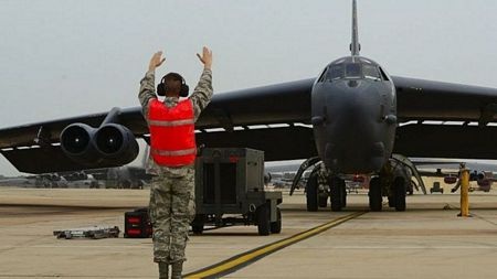 Chiến lược “pháo đài bay” B-52 răn đe Trung Quốc của Mỹ - 3 B-52 Mỹ hạ cánh tại sân bay ở Úc