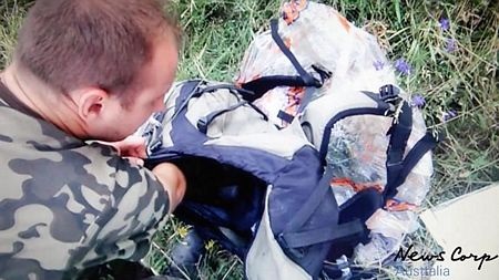 Video mới tố cáo ly khai Ukraine bắn rơi MH17 - 3 Chiến binh ly khai lục soát hành lý của hành khách trên MH17