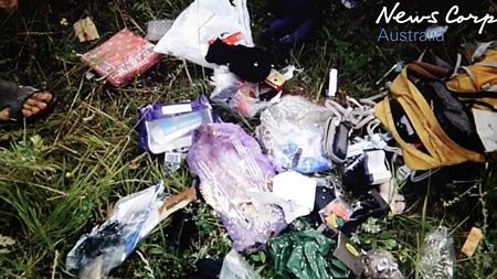 Video mới tố cáo ly khai Ukraine bắn rơi MH17 - 4 Hành lý của các nạn nhân vung vãi ở hiện trường