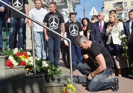 Năm khác biệt giữa Nga và phương Tây trong vụ MH17 - 3 Người thân của các nạn nhân vụ MH17 tại lễ tưởng niệm ở Canberra, Australia ngày 17/7. (Ảnh: