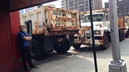 Cảnh sát được điều động canh gác trên khắp các tuyến phố của khu Upper East Side tại Manhattan.