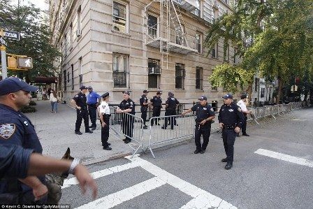 Cảnh sát được điều động canh gác trên khắp các tuyến phố của khu Upper East Side tại Manhattan.