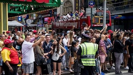 Người dân ùa ra đường, reo hò chào đón Tổng thống.