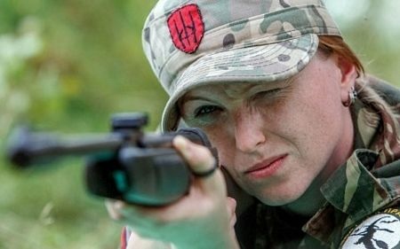 Phô trương tập trận chung tại Ukraine, Mỹ chơi “ván bài” quân sự mới? - 2 Một nữ quân nhân thuộc phe Cực hữu Ukraine. (Ảnh