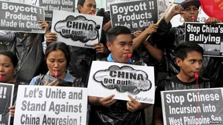 Chỉ đích danh "kẻ gây hấn" trên Biển Đông - 2 Người Philippines biểu tình thổi còi bên ngoài Lãnh sự quán Trung Quốc tại thành phố Makati, Manila