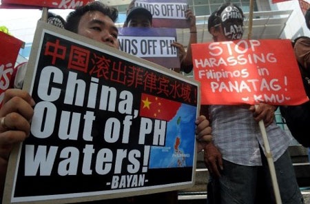 Người Philippines biểu tình chống lại mưu đồ độc chiếm Biển Đông của Trung Quốc. (Ảnh