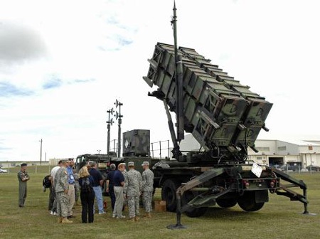 Nga sẵn sàng khi vũ khí Mỹ không chỉ để phòng thủ - 1 Khẩu đội Patriot PAC 3 Mỹ triển khai tại châu Âu.