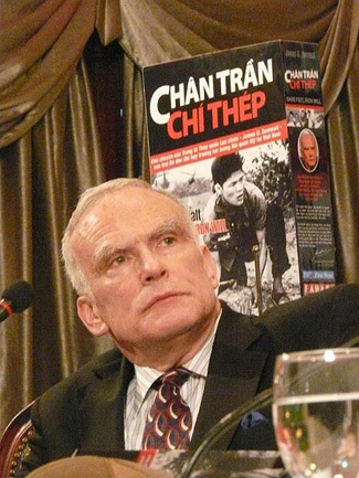 Cuộc đấu giá "Gạc Ma - Vòng tròn bất tử" lên báo Mỹ - 2 Tác giả James G. Zumwalt
