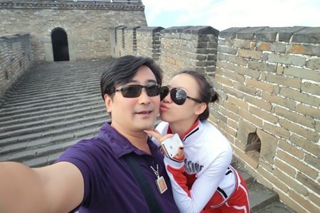 Quan tham Trung Quốc Fan Yue và cô bồ Ji Yingnan, 26 tuổi chụp ảnh tự sướng tình tứ.