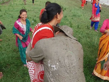 Bộ trưởng Nepal từ chức vì bị cáo buộc "quấy rối tình dục" - 1 Bức ảnh được cho là ông Hari Prasad Parajuli đang có hành vi sàm sỡ một phụ nữ. (Nguồn: