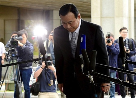 Bê bối hối lộ chấn động Hàn Quốc - 1 Ông Lee Wan-koo bị triệu tập tới Viện Công tố tối cao ngày 14-5-2015.