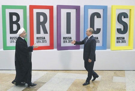"Con đường tơ lụa" có mềm mại như… lụa? - 1 Tổng thống nước chủ nhà Vladimir Putin gặp gỡ người đồng cấp Iran Hassan Rouhani bên lề hội nghị.