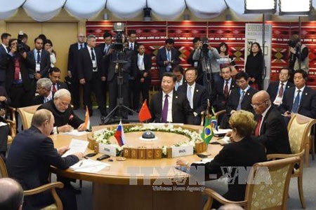 "Con đường tơ lụa" có mềm mại như… lụa? - 2 Các nhà lãnh đạo BRICS thảo luận tại hội nghị ngày 9/7. (Ảnh: