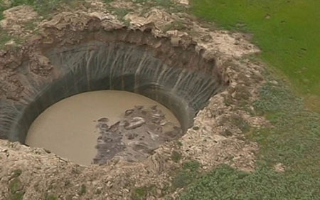 Hố khổng lồ bí ẩn ở Siberia, Nga ngập đầy nước