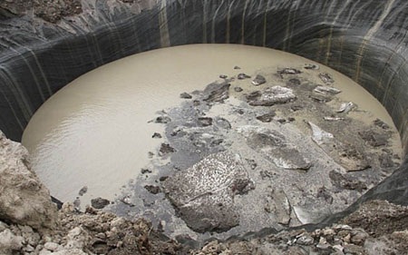 Đến tháng 7/2015, 2/3 miệng hố đã ngập đầy nước do mưa, tuyết và băng tan chảy