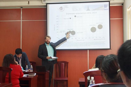 TS Maximilian Mayer. (Ảnh: