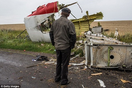 Nhân chứng MH17 vẫn nhớ cảnh xác người rơi xuống mái nhà - 2 Malaysia muốn khởi tố vụ án máy bay MH17 bị bắn hạ. (Nguồn: