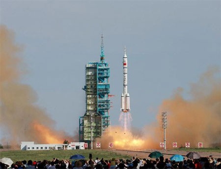 Thần Châu 10 rời bệ phóng. (Ảnh: