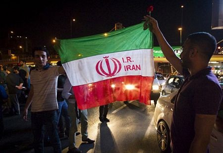 Người Iran ăn mừng thỏa thuận lịch sử - 3 Ước tính hàng nghìn người dân Iran đổ ra đường mừng thỏa thuận hạt nhân.