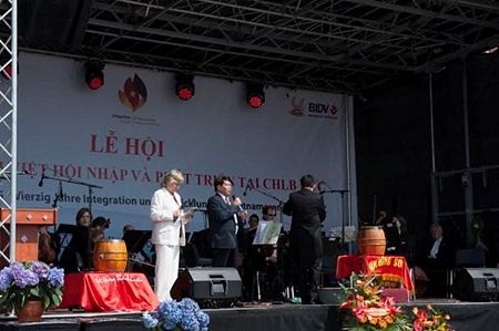 Thành công của một lễ hội và tấm lòng người trong cuộc - 3 Bà Sylvia - Yvonne Kaufmann, Nghị sĩ Nghị viện châu Âu, phát biểu tại lễ hội