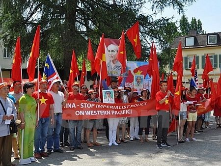 Người Việt tại Đức biểu tình phản đối Trung Quốc xây đảo trái phép - 1 Người Việt tại Đức biểu tình phản đối Trung Quốc xây đảo trái phép