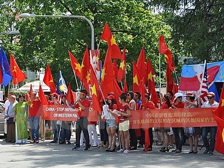 Người Việt tại Đức biểu tình phản đối Trung Quốc xây đảo trái phép - 2 Người Việt tại Đức biểu tình phản đối Trung Quốc xây đảo trái phép