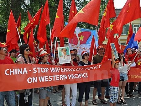 Người Việt tại Đức biểu tình phản đối Trung Quốc xây đảo trái phép - 3 Đoàn người biểu tình trước Tổng lãnh sự quán Đức ở Munich, Đức. (Ảnh: Nguyên Đức/Vietnam+)