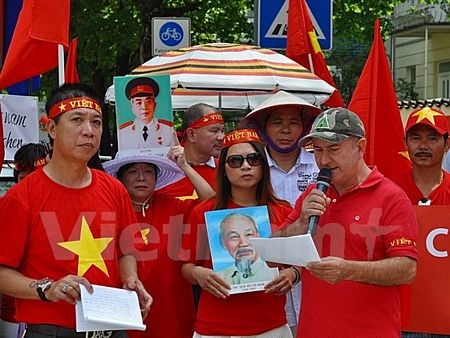 Người Việt tại Đức biểu tình phản đối Trung Quốc xây đảo trái phép - 5 Đoàn người biểu tình trước Tổng lãnh sự quán Đức ở Munich, Đức. (Ảnh: Nguyên Đức/Vietnam+)