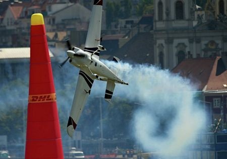 Mãn nhãn với màn trình diễn vũ điệu trên không - 3 Phi công đến từ Cộng hòa Czech Martin Sonka cùng với chiếc Edge 540 V3.