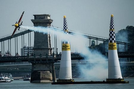 Mãn nhãn với màn trình diễn vũ điệu trên không - 8 Phi công Peter Besenyei đến từ nước chủ nhà Hungary. (Ảnh: