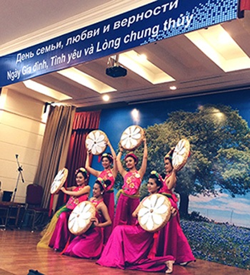 Chương trình giao lưu văn nghệ kỷ niệm ngày lễ. (Ảnh: