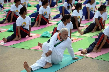 Thủ tướng Ấn Độ Modi say sưa tập yoga, kỷ niệm Ngày Yoga Quốc tế (21.6) tại Delhi