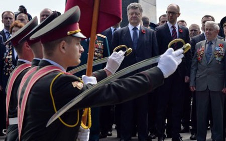 Thảm kịch Hy Lạp khiến EU trút giận lên Ukraine - 1 Tổng thống Ukraine Poroshenko đau đầu khi vấn đề của Kiev không còn được EU quan tâm. (Ảnh: