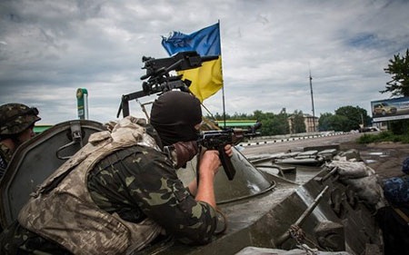 Thảm kịch Hy Lạp khiến EU trút giận lên Ukraine - 2 Binh lính Kiev ở miền Đông Ukraine (ảnh: The Guardian)