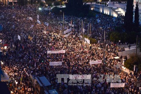 Người dân Hy Lạp tuần hành tại Athens phản đối chính phủ ngày 29/6. (Ảnh: