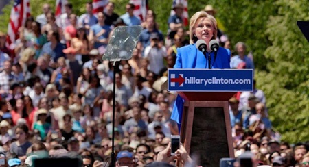 Nghệ thuật gom USD - 1 Bà Hillary Clinton phát biểu khởi động chính thức chiến dịch tranh cử tổng thống ở New York.