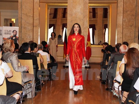 Ấn tượng đêm văn hóa Việt Nam "Bản sắc trong đa dạng" tại Đức - 1 Màn trình diễn áo dài ấn tượng tại chương trình. (Ảnh: