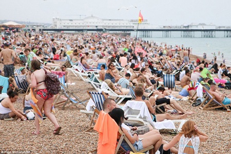 Xứ "sương mù" nắng nóng kỷ lục - 10 Bãi biển Brighton thu hút hàng nghìn người tới giải nhiệt.