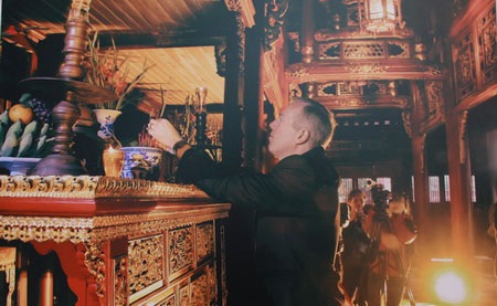 Hòa nhập văn hóa! Đại sứ Ted Osius thắp hương tại Đại Nội – Huế, 2/2014. (Tác giả: