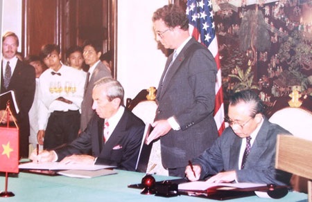 Lễ ký thiết lập quan hệ ngoại giao Việt Nam – Hoa Kỳ tại Hà Nội ngày 5/6/1995 – (Tác giả: