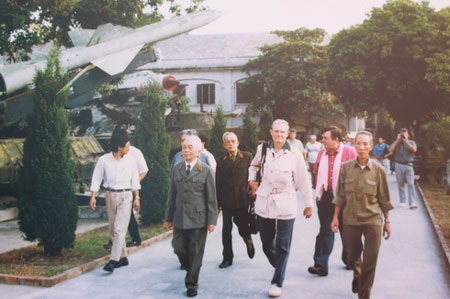 Đại Tướng Võ Nguyên Giáp với tướng Hal Moore (1995) – (Tác giả: