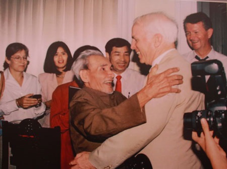 Đại Tướng Võ Nguyên Giáp với tướng Hal Moore (1995) – (Tác giả: