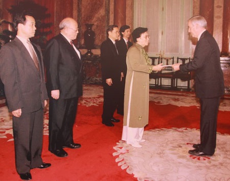 Đại sứ Mỹ đầu tiên tại Việt Nam, Pete Peterson trình quốc thư (Hà Nội – 14/5/1997) – (Tác giả: